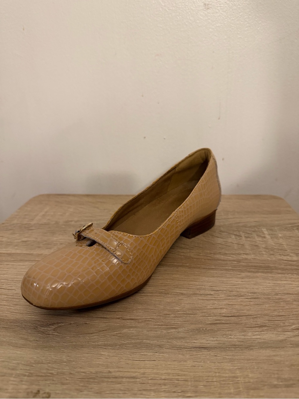 Clarks Artisan embossed Tan Shoes 8 M